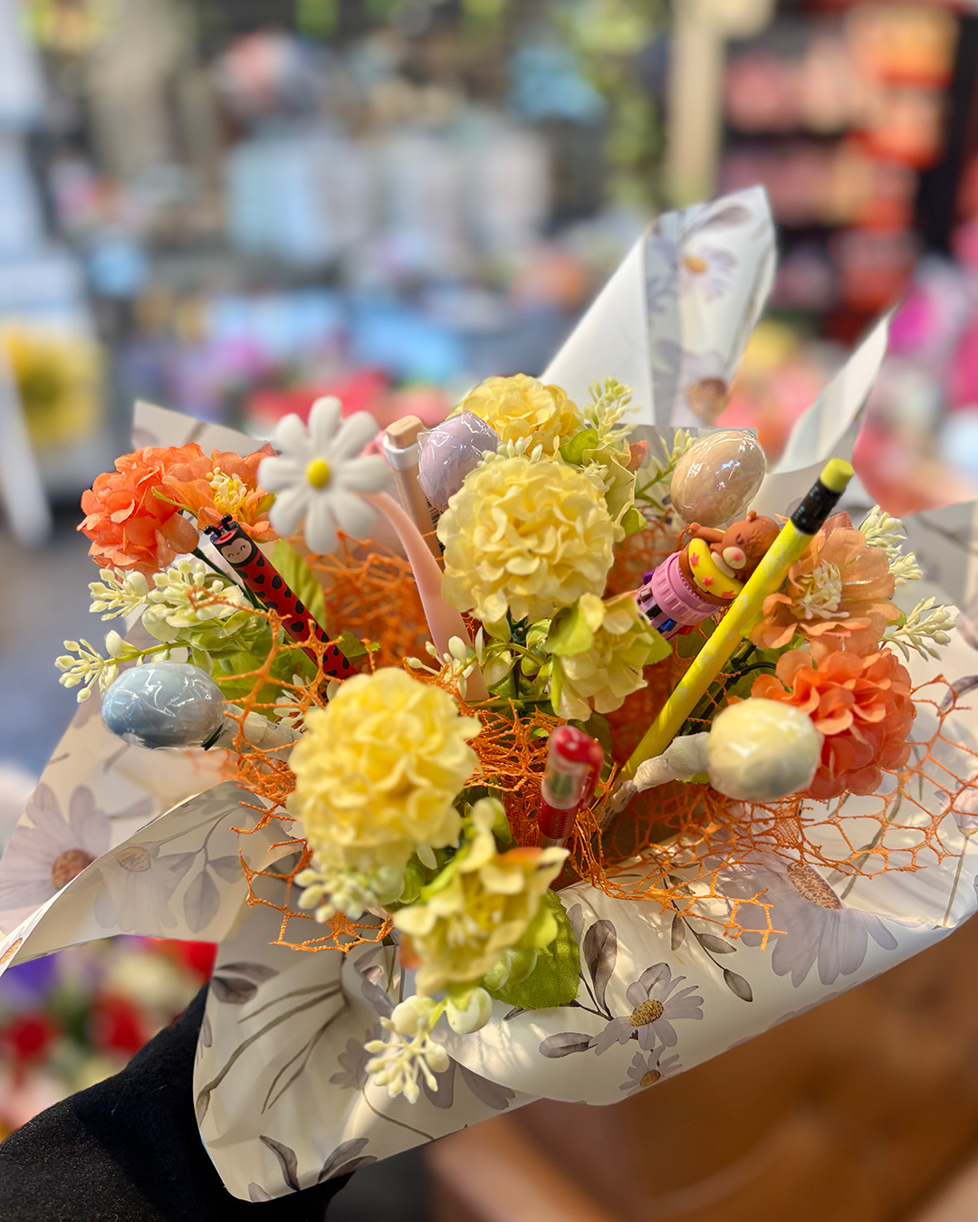 Bouquet di cancelleria, fiori e cioccolatini - immagine 8