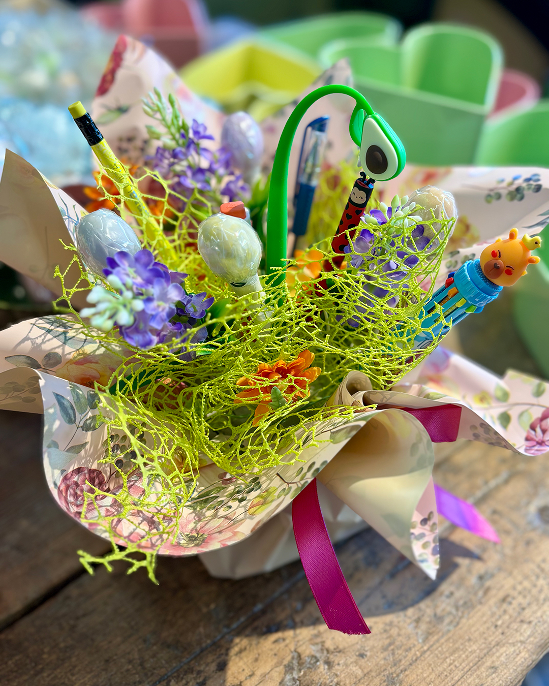 Bouquet di cancelleria, fiori e cioccolatini - immagine 7