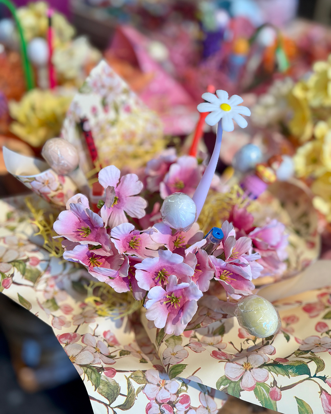 Bouquet di cancelleria, fiori e cioccolatini - immagine 6