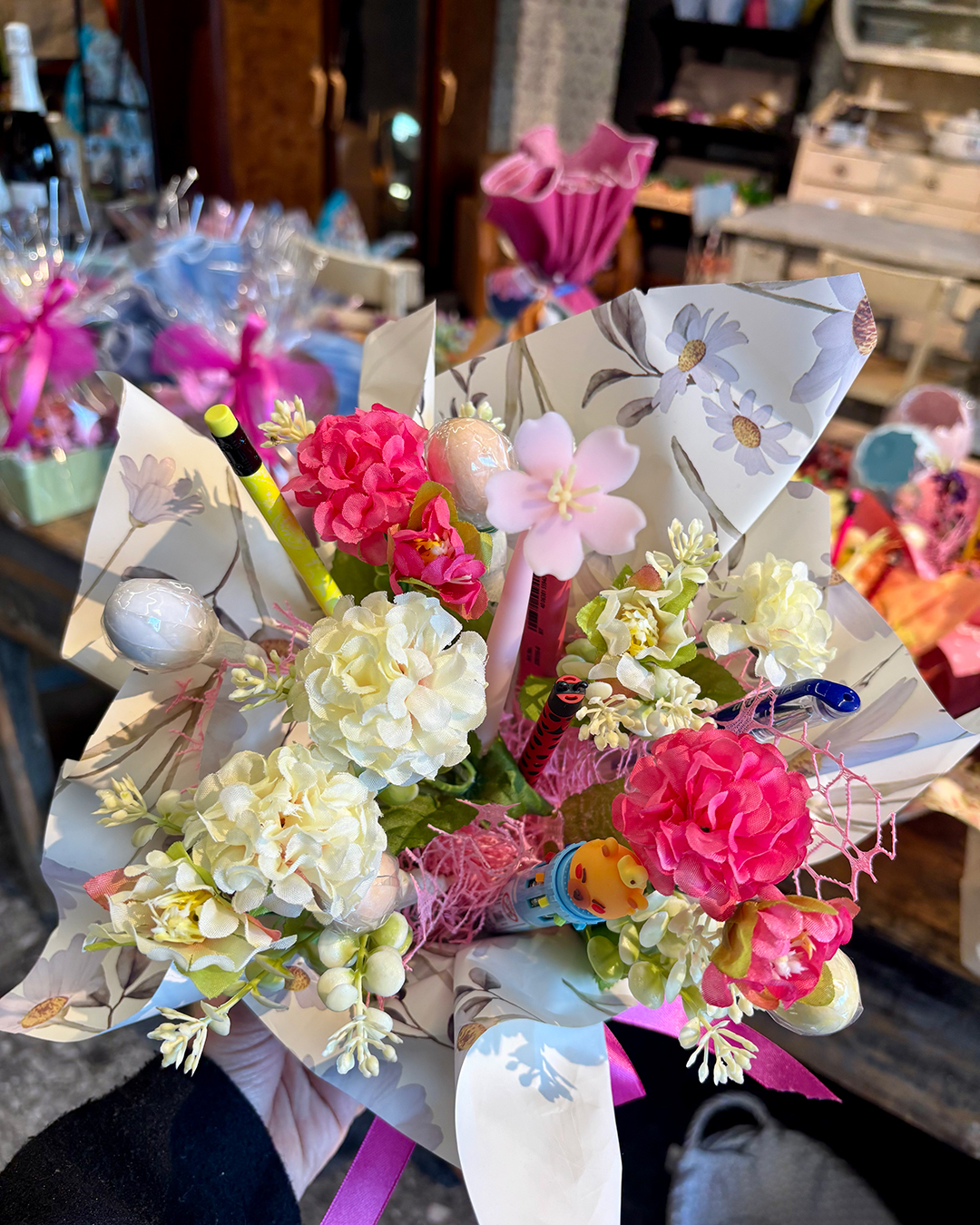 Bouquet di cancelleria, fiori e cioccolatini - immagine 5