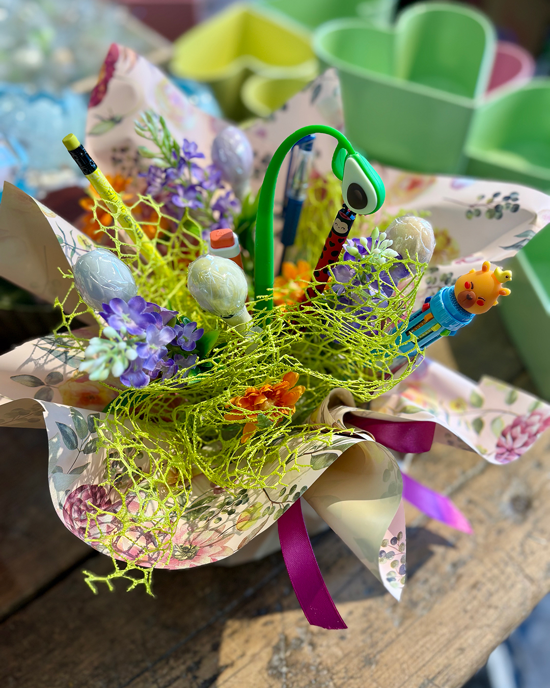 Bouquet di cancelleria, fiori e cioccolatini - immagine 4