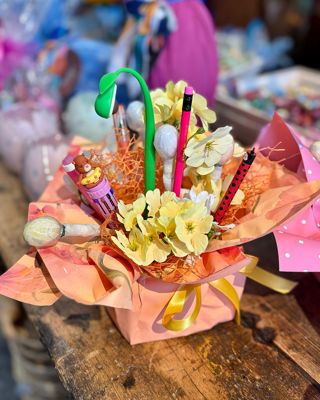 Bouquet di cancelleria, fiori e cioccolatini - immagine 3
