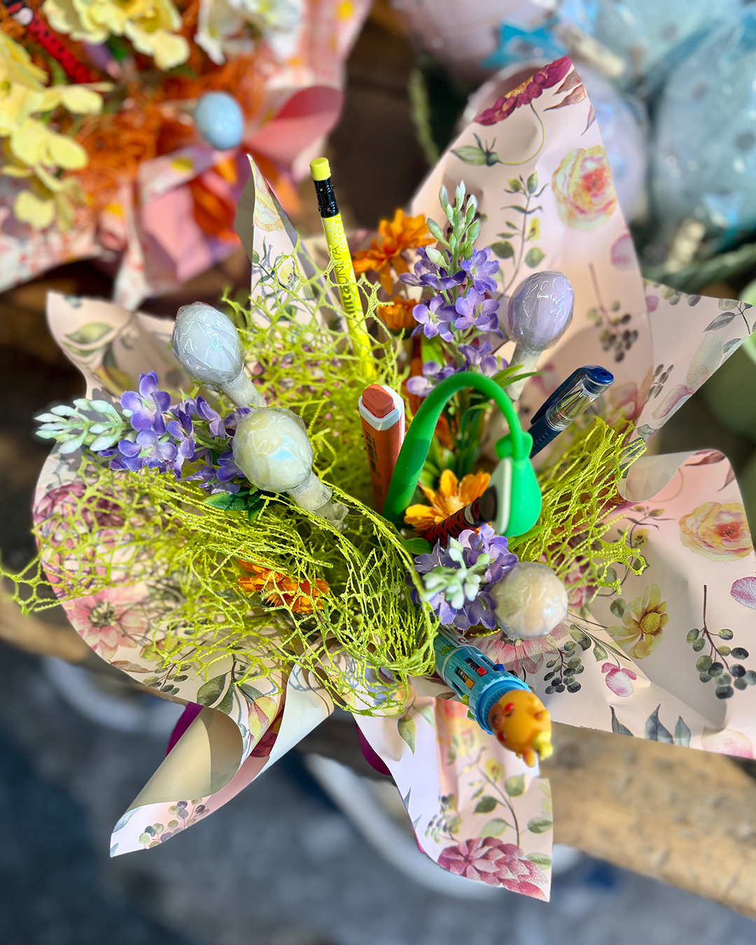 Bouquet di cancelleria, fiori e cioccolatini - immagine 2